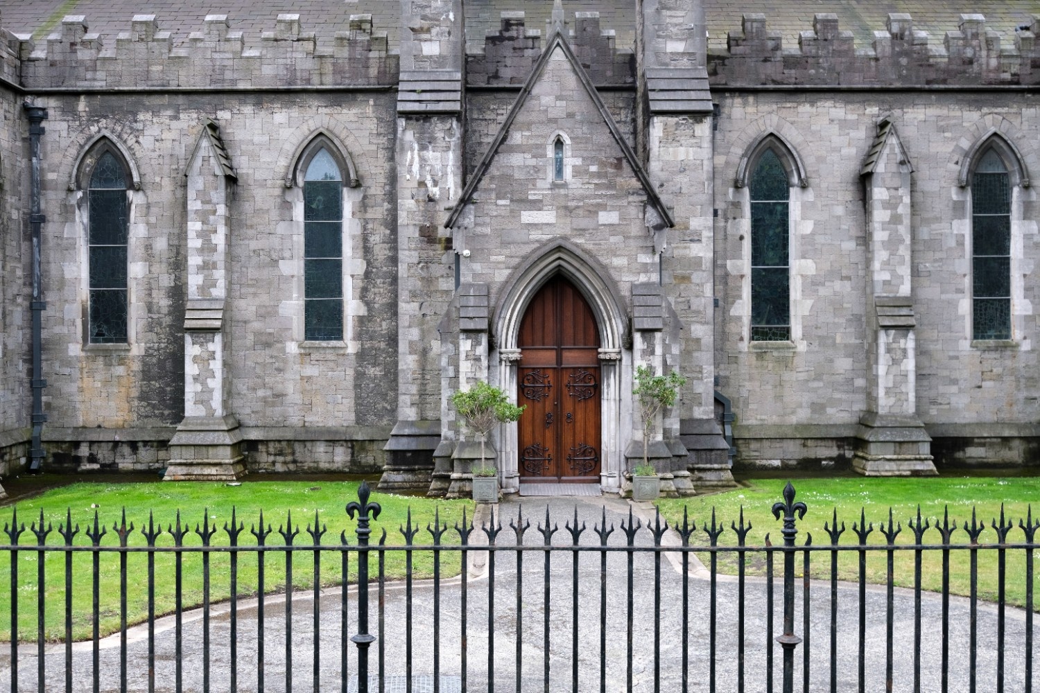 exploring-the-lateral-facade-of-st-patrick-s-cath-2025-09-13-01-03-52-utc (1)